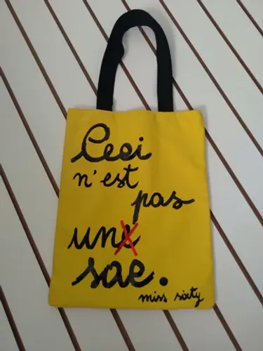 Bolsa sacola ecobag customizada bordado com aplicações de micangas 