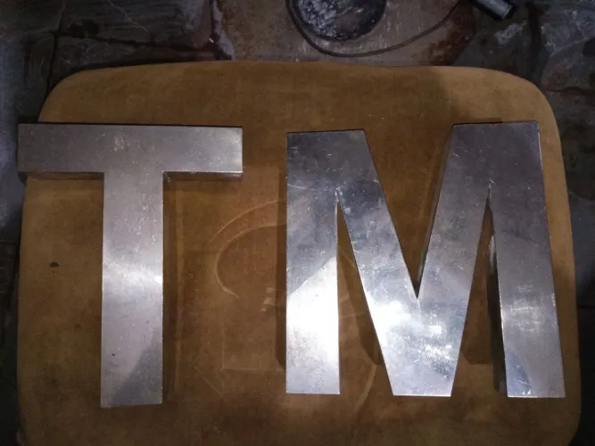 Letras TM em inox 