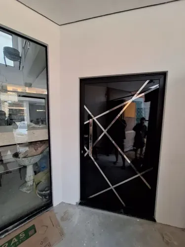 Porta de entrada moderna com design em X