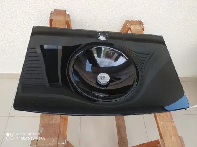 Bancada de vidro com pia embutida