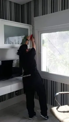 Colocação de Papel de Parede com uso de cola