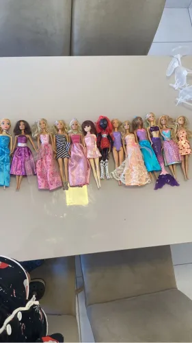 Lote 13 Bonecas Barbie + Princesas + Sereia + 10 Suportes 