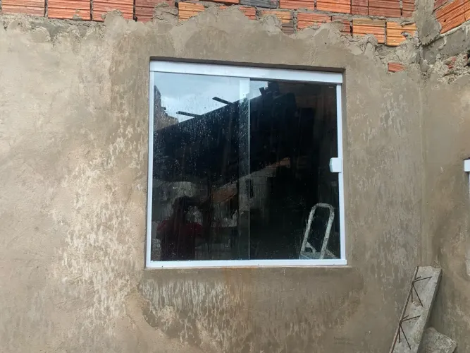 Janela de vidro com moldura branca