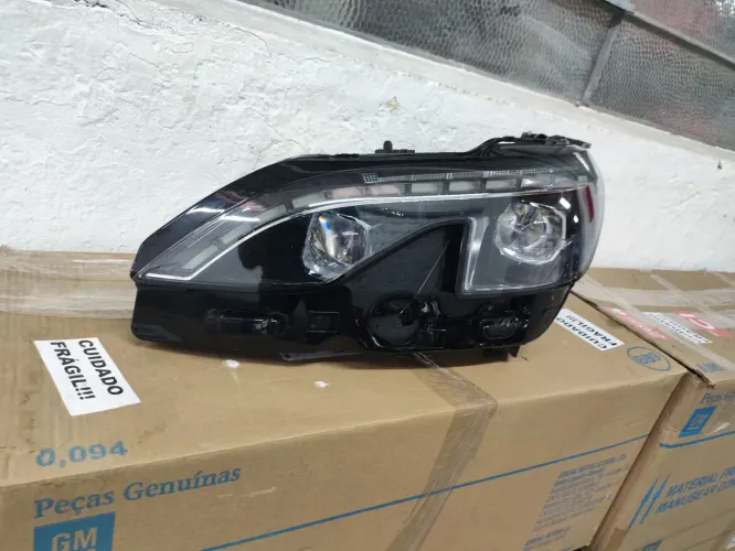 FAROL Peugeot 3008/5008 lado esquerdo sem reatores 