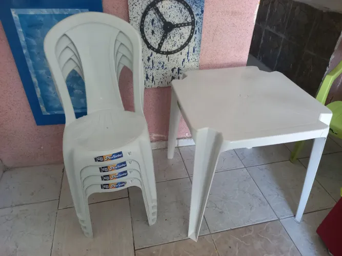 Mesa com 4 cadeiras...