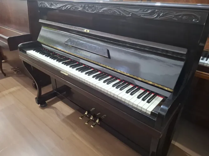 Piano Acústico Essenfelder modelo 110-E 