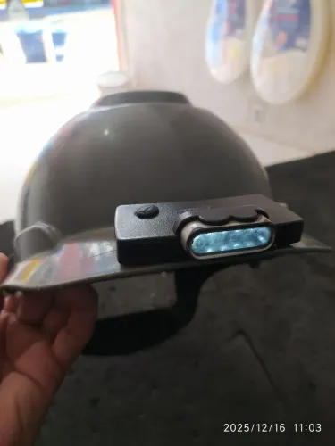 Capacete com lanterna usado 70 reais