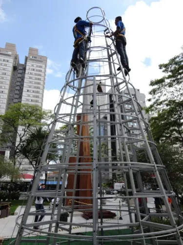 ESTRUTURA METÁLICA PARA ÁRVORE DE NATAL