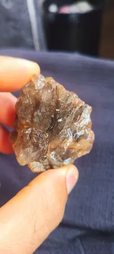 Cristal fumê com inclusões