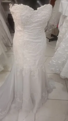 Vendo vestido de noiva a partir de 300,00 reais , mais fundo de loja.
