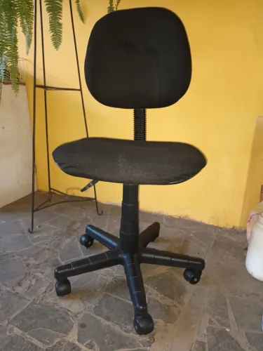 Cadeira giratória preta