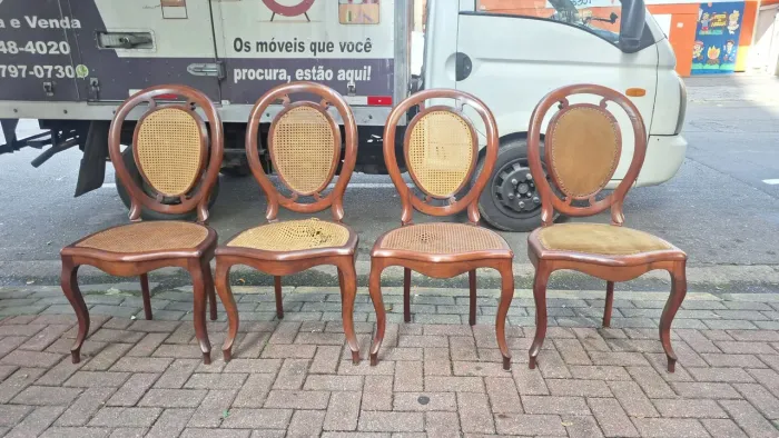 4 Cadeiras Medalhao Década de 50 em Jacaranda da Bahia 