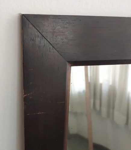 Espelho de madeira com moldura escura