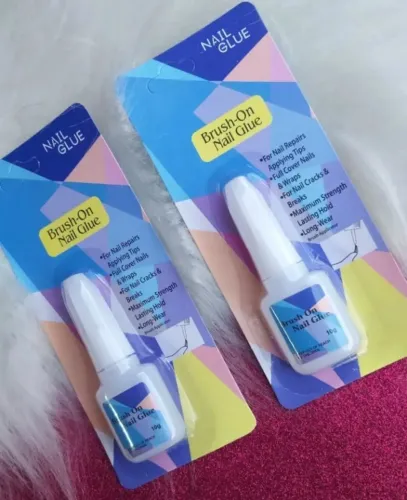 Cola pra unhas postiças