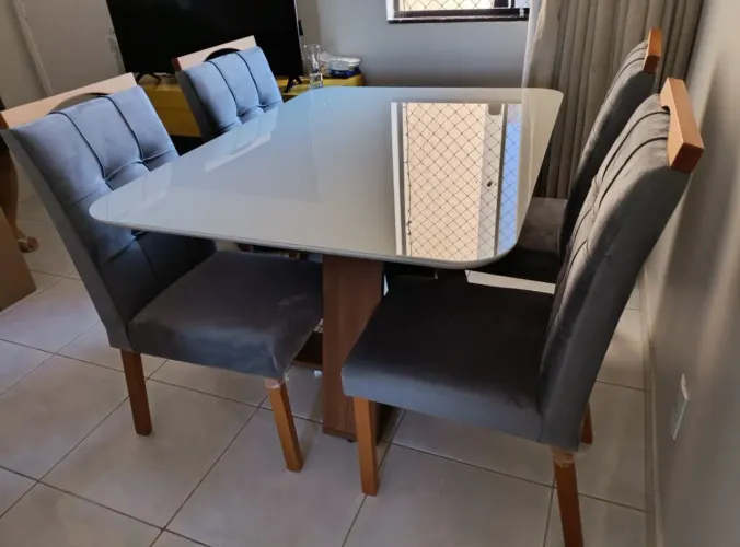 Mesa de jantar 120x90 cadeiras em madeira 
