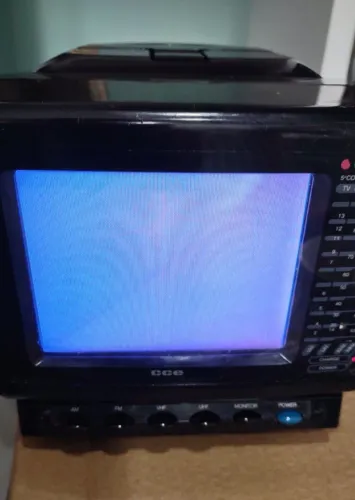TV Portátil colorida com rádio AM/FM 5" CCE TVP 55 - leia atentamente a descrição