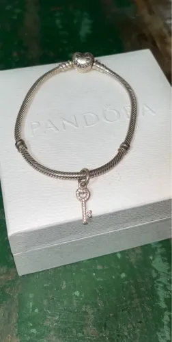 Pulseira Pandora com Pingente de Chave