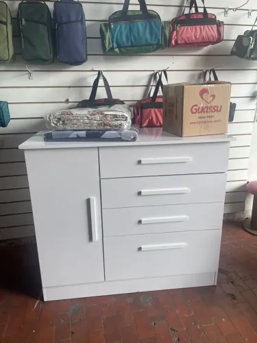 Cômoda Branca com 4 Gavetas e 1 Porta