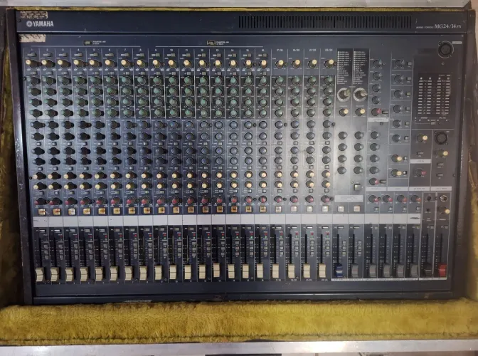 Mesa de som Yamaha MG 24 - FX 14