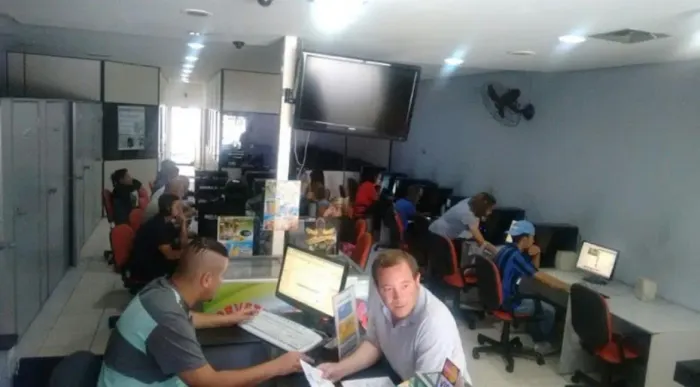 Precisa-se atendente p/ Lan House no Tatuapé 