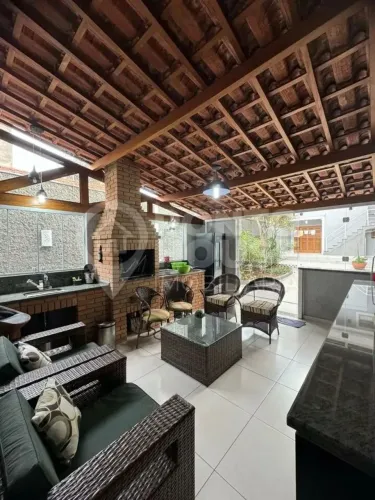 Sobrado de 327m² à venda na Saúde com 3 suítes e 4 vagas, próximo ao metrô