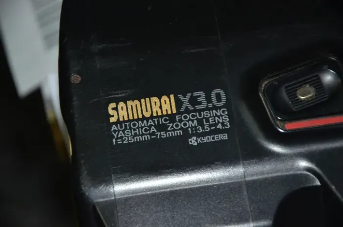 Câmera YASHICA SAMURAI X3.0, analógica. (não sei se ainda funciona).