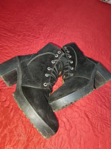 Bota em camursa preta