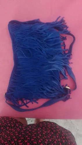 Bolsa tiracolo de couro com franjas 