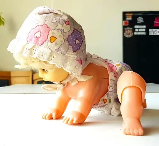 Brinquedo - Boneca Antiga Engatinhando (Com Avarias) - Para Manutenção ou Aproveitamento