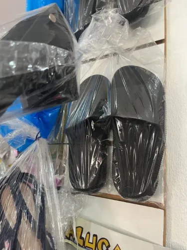 Chinelos pretos novos
