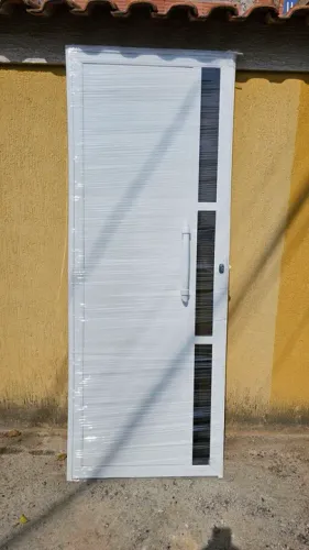 Porta de Alumínio Branca 210x80 cm com vidros Fumê lacrada puxador