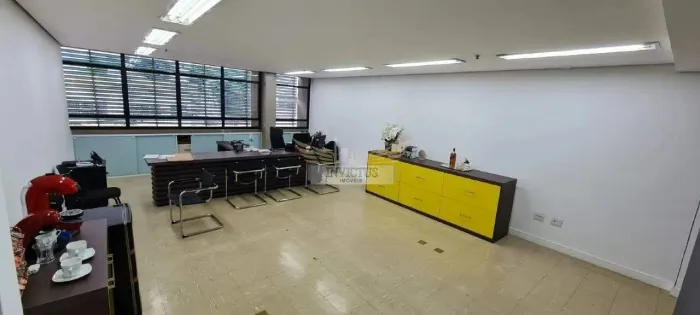 Sala no Centro Comercial Ângelo Vezza para Alugar, 55m² - Centro, Santo André/SP.