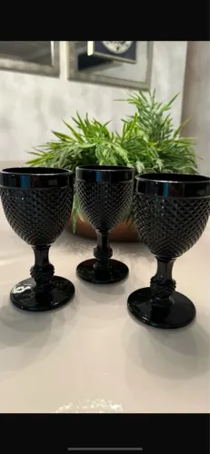 Taças pretas 60,00 o trio.
