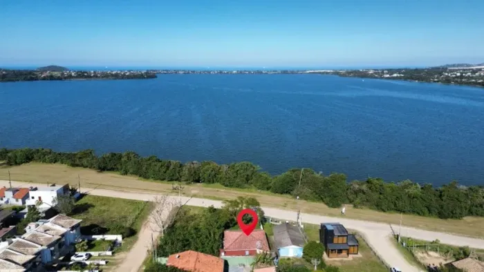 Casa em frente a Lagoa de Ibiraquera, no bairro Alto Arroio, Imbiruba/SC