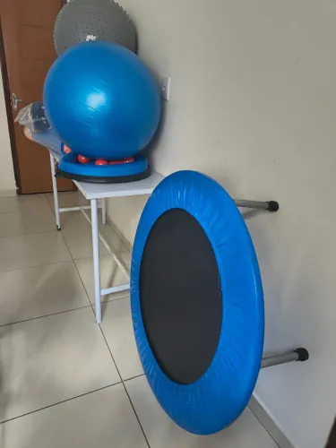Mesas, cadeiras, maca, e equipamentos