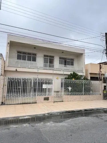 CASA EM RUA PÚBLICA NO SALGADO FILHO-3