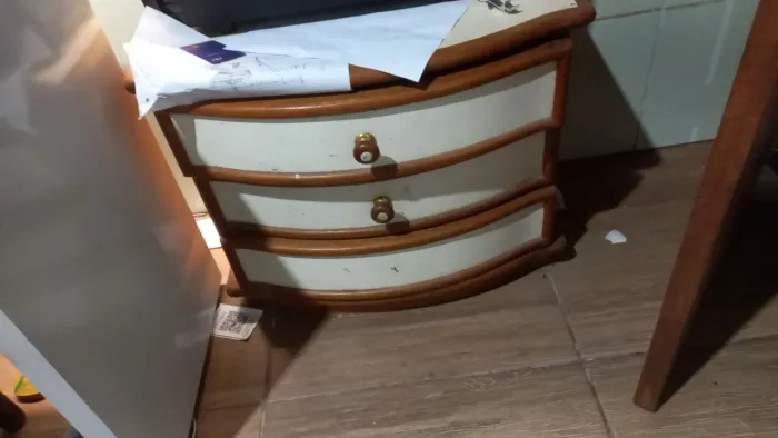 Vendo cômoda de madeira