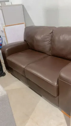 ? Sofá em Couro Natural - Usado  Sofá em couro natural, resistente .