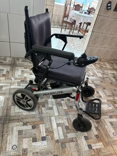 Cadeira de rodas elétrica semi nova 