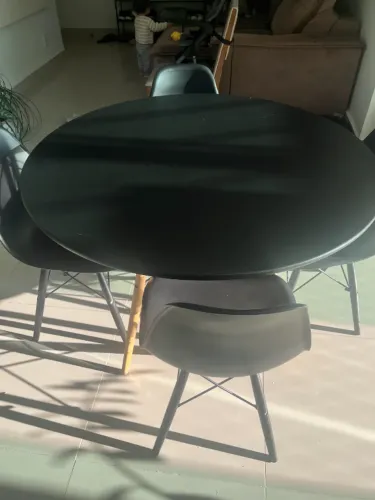 MESA DE JANTAR REDONDA 1,10m COM 4 CADEIRAS - ESTILO EAMES
