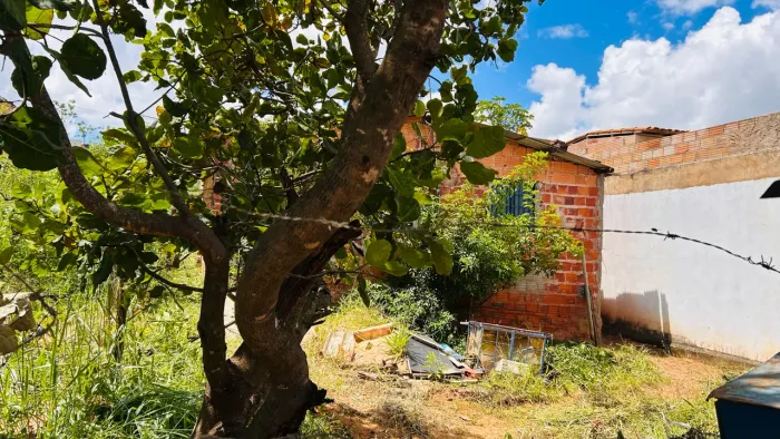 Lote com casa por terminar