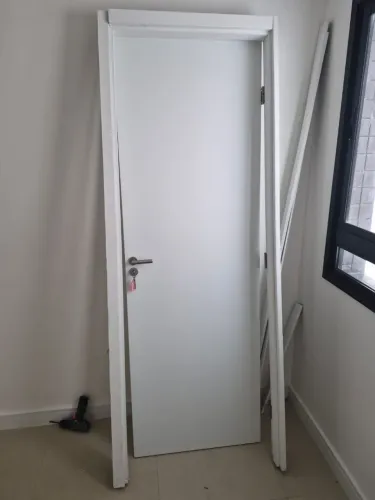 Vende-se porta de madeira com alisar, intacta!