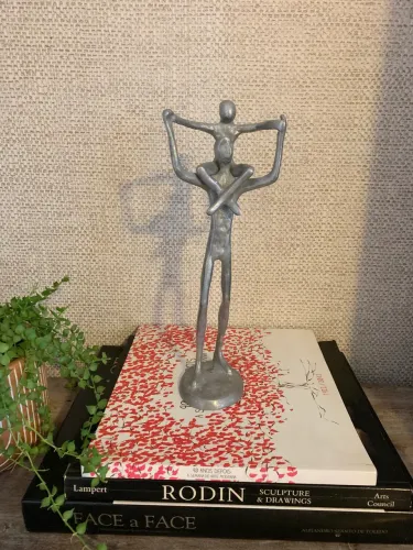 Escultura pai e filho comprada nos Estados Unidos em ferro fundido,