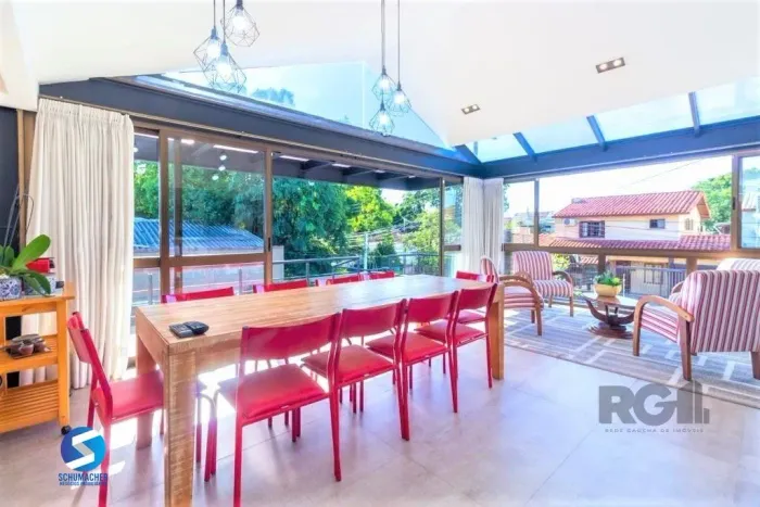 Casa de 380m², bairro Guarujá