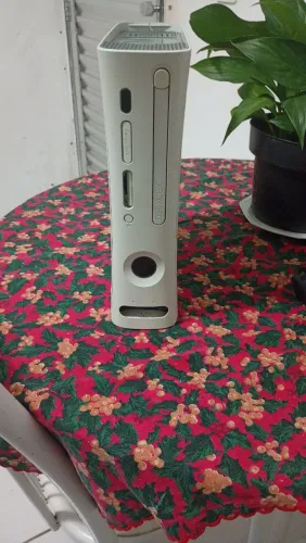 Xbox 360 branco com 2 controles e 45 jogos para diversão 