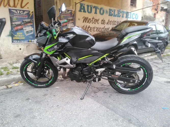 Kawasaki Z400 linda e conservada