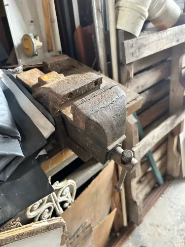 TORNO DE BANCADA EM FERRO FUNDIDO - PESADO E RESISTENTE