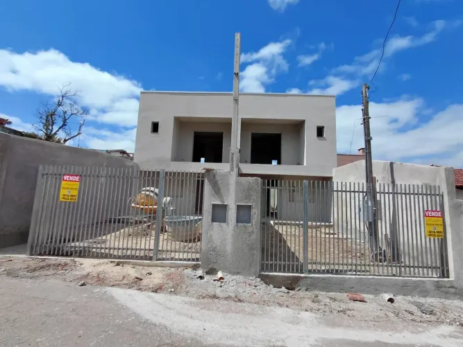 Sobrado com 3 dormitórios sendo uma suíte à venda, 107 m² por R$ 700.000 - Orleans - Curit