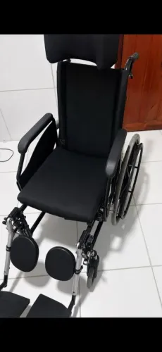Vendo cadeira de rodas em perfeito estado de conservação valor 850,00