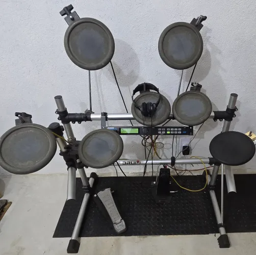 Bateria eletrônica Staff Drum com módulo Alesis DM5